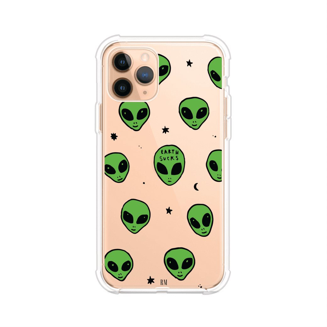 Funda para iPhone con diseño de alienígenas verdes y frase "Earth Sucks", fondo negro con detalles espaciales. Estilo divertido y rebelde. Producto de Remark MX