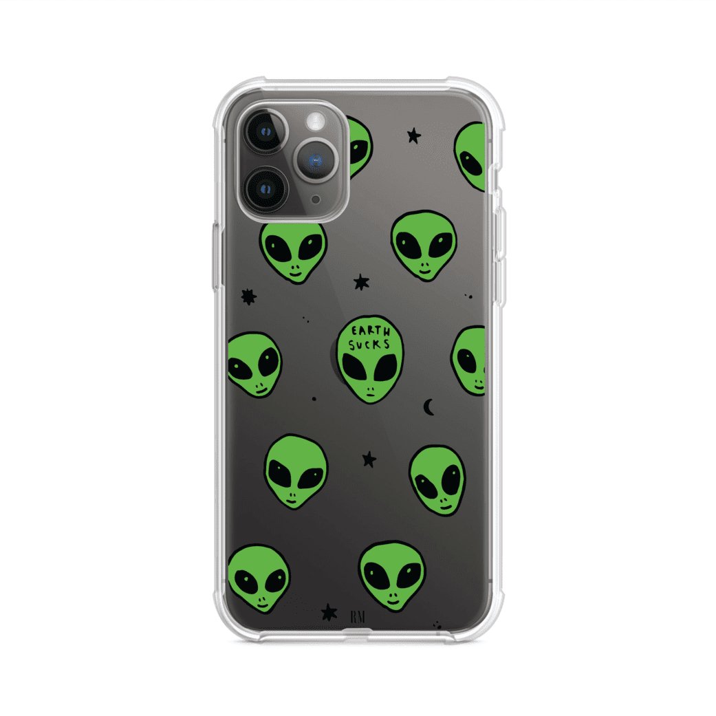 Funda para iPhone con diseño de alienígenas verdes y frase "Earth Sucks", fondo negro con detalles espaciales. Estilo divertido y rebelde. Producto de Remark MX