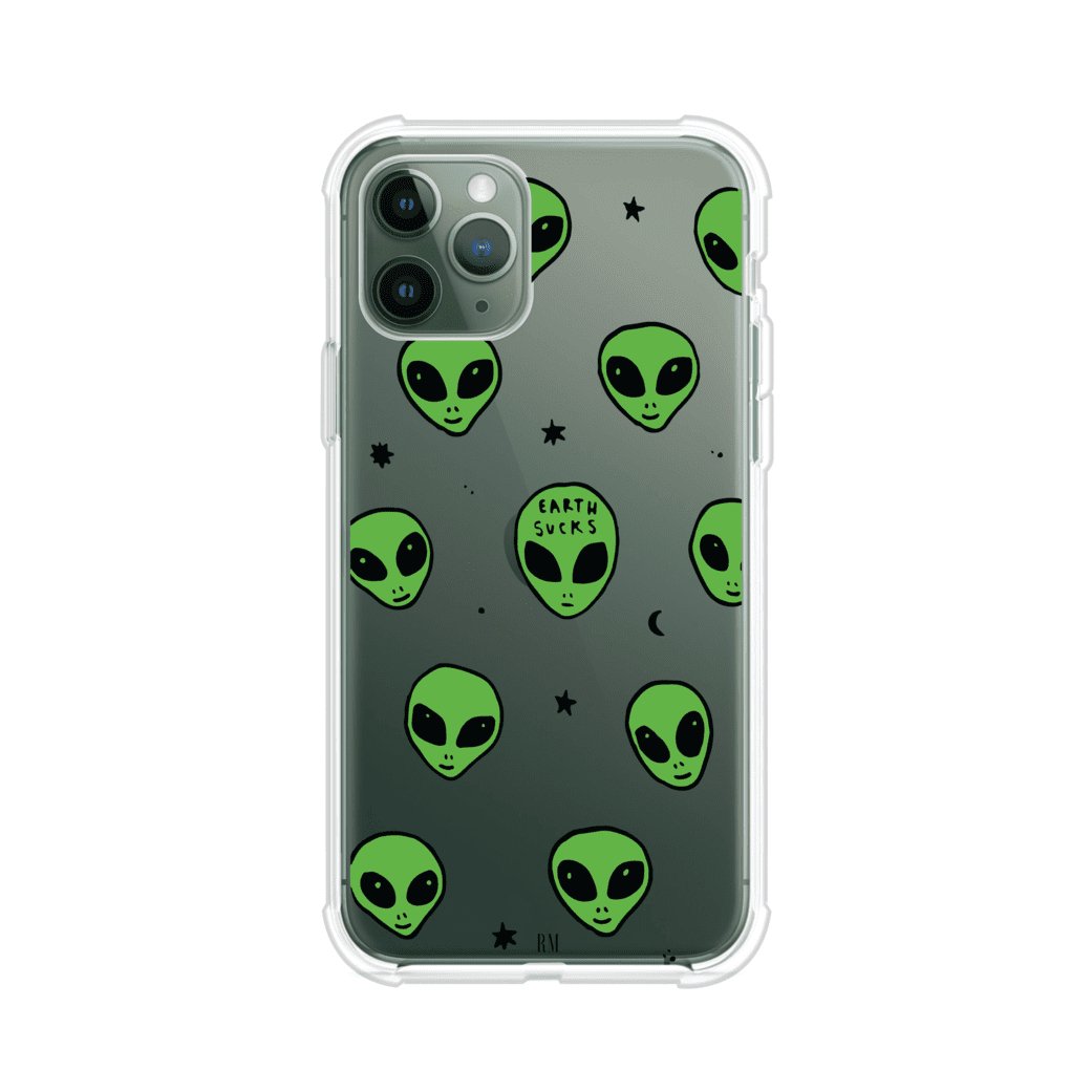 Funda para iPhone con diseño de alienígenas verdes y frase "Earth Sucks", fondo negro con detalles espaciales. Estilo divertido y rebelde. Producto de Remark MX