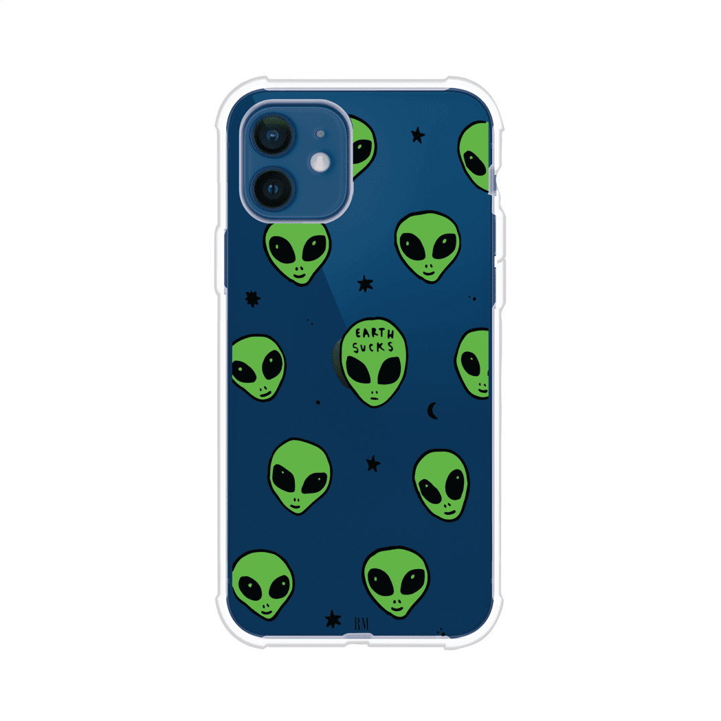 Funda para iPhone con diseño de alienígenas verdes y frase "Earth Sucks", fondo negro con detalles espaciales. Estilo divertido y rebelde. Producto de Remark MX
