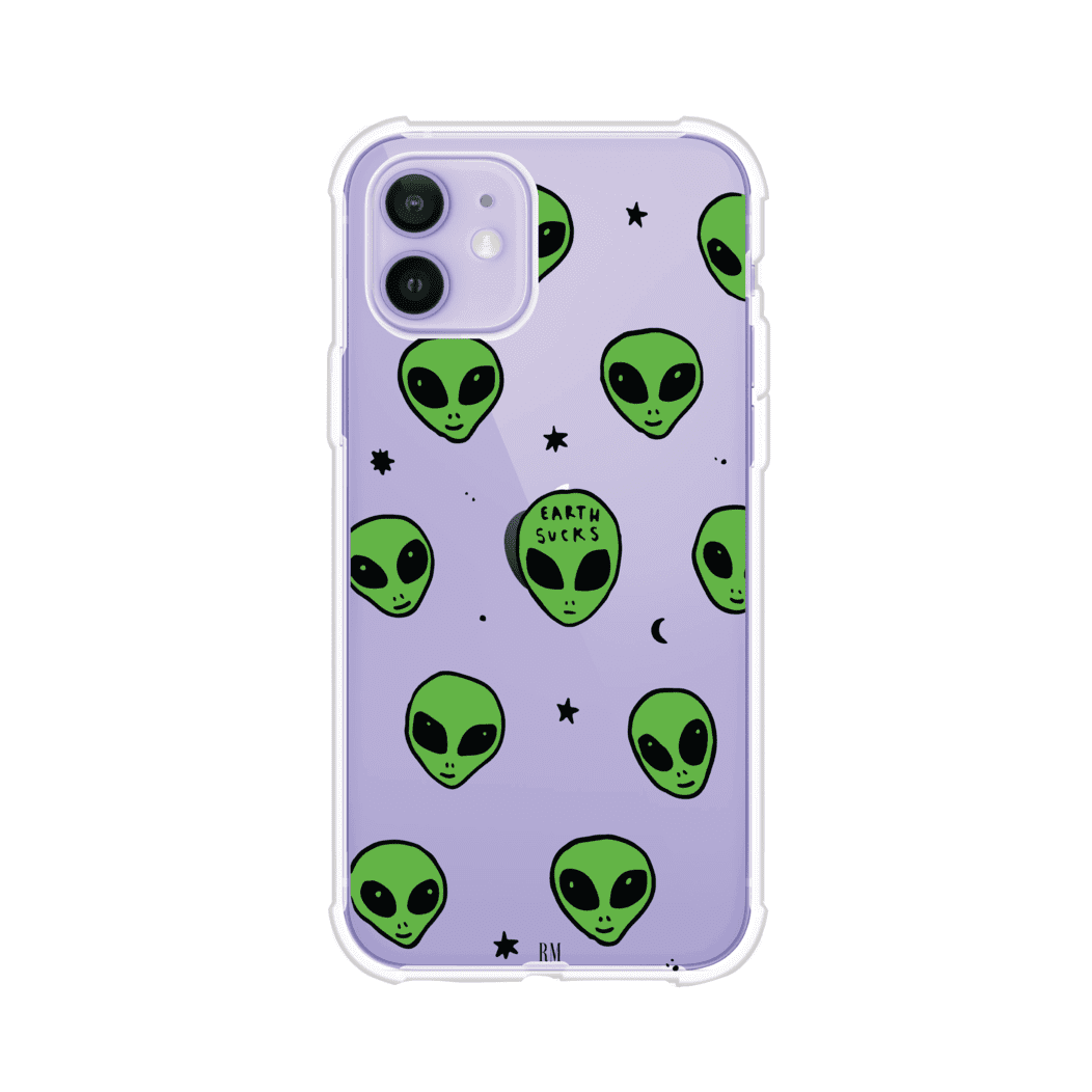 Funda para iPhone con diseño de alienígenas verdes y frase "Earth Sucks", fondo negro con detalles espaciales. Estilo divertido y rebelde. Producto de Remark MX