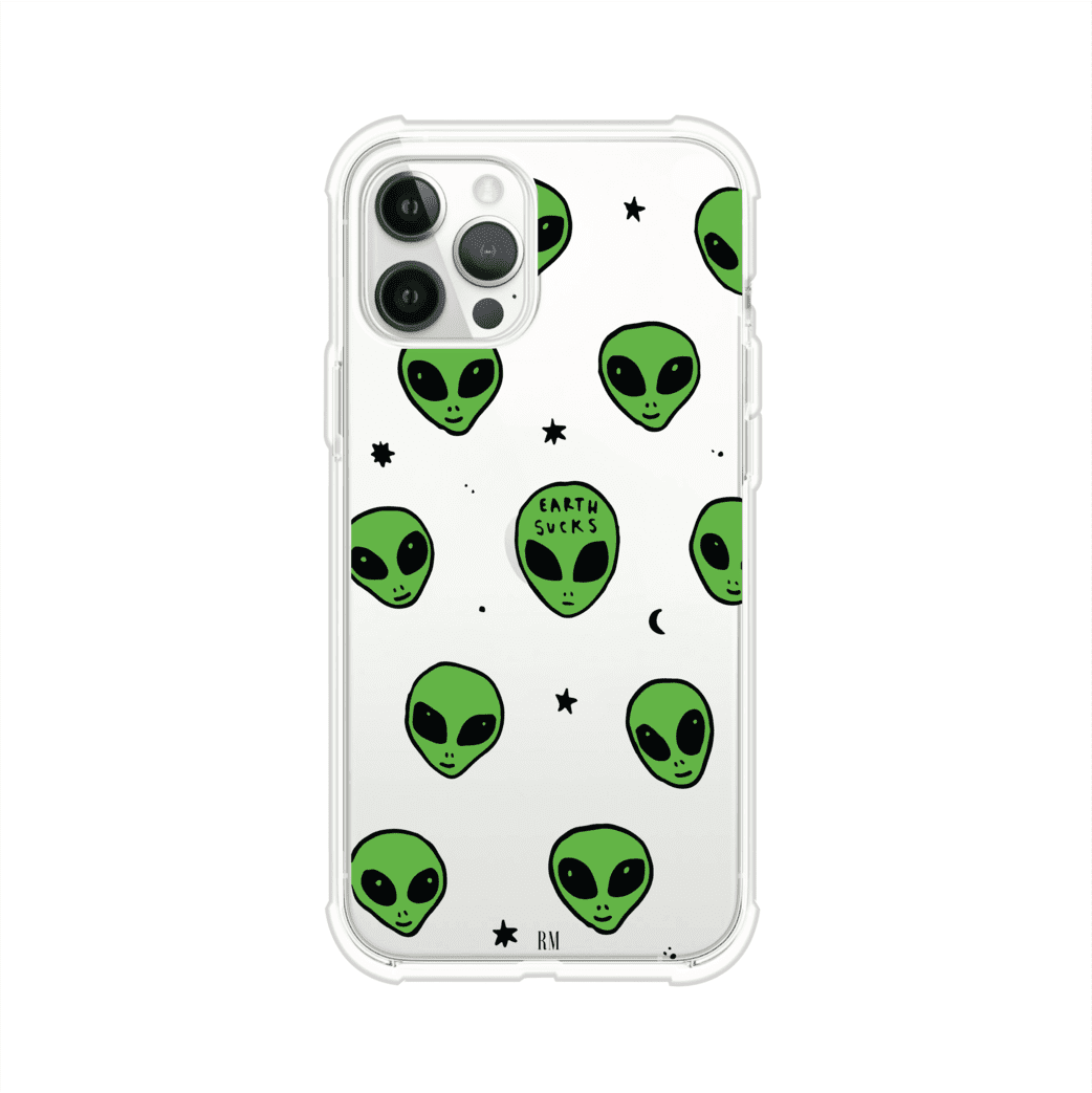 Funda para iPhone con diseño de alienígenas verdes y frase "Earth Sucks", fondo negro con detalles espaciales. Estilo divertido y rebelde. Producto de Remark MX