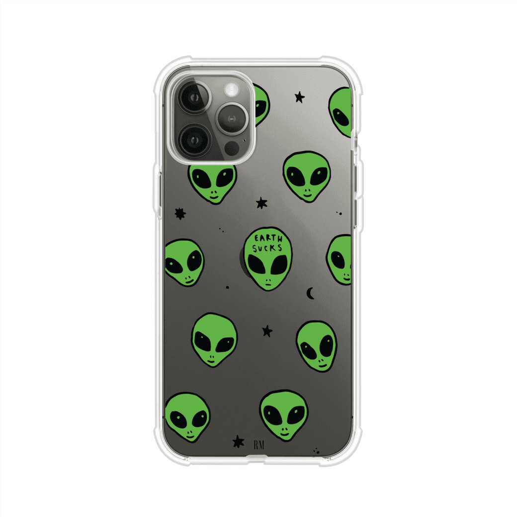 Funda para iPhone con diseño de alienígenas verdes y frase "Earth Sucks", fondo negro con detalles espaciales. Estilo divertido y rebelde. Producto de Remark MX