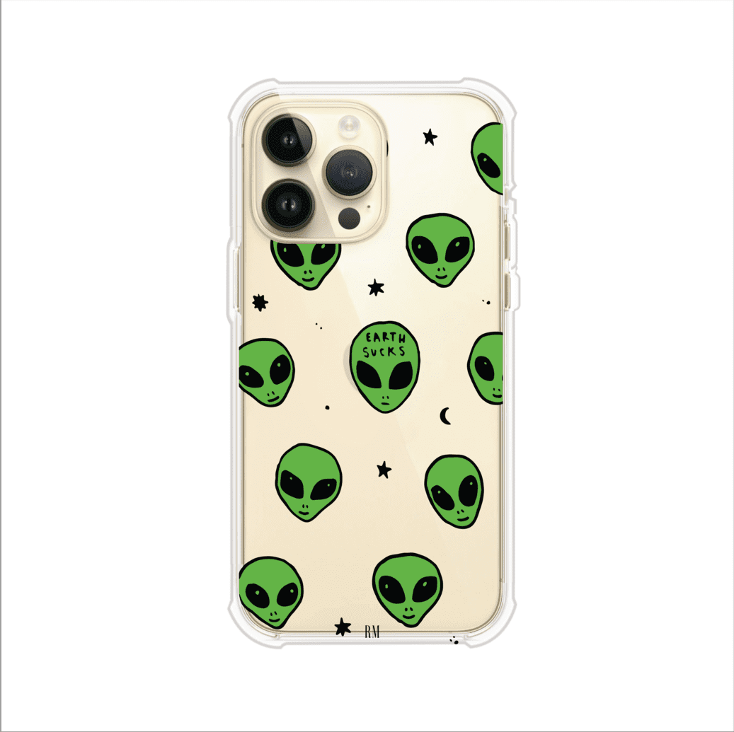 Funda para iPhone con diseño de alienígenas verdes y frase "Earth Sucks", fondo negro con detalles espaciales. Estilo divertido y rebelde. Producto de Remark MX