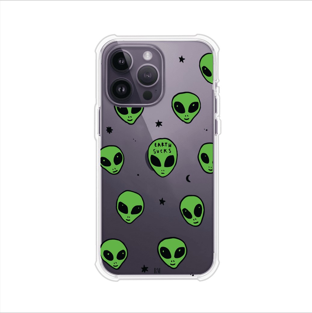 Funda para iPhone con diseño de alienígenas verdes y frase "Earth Sucks", fondo negro con detalles espaciales. Estilo divertido y rebelde. Producto de Remark MX