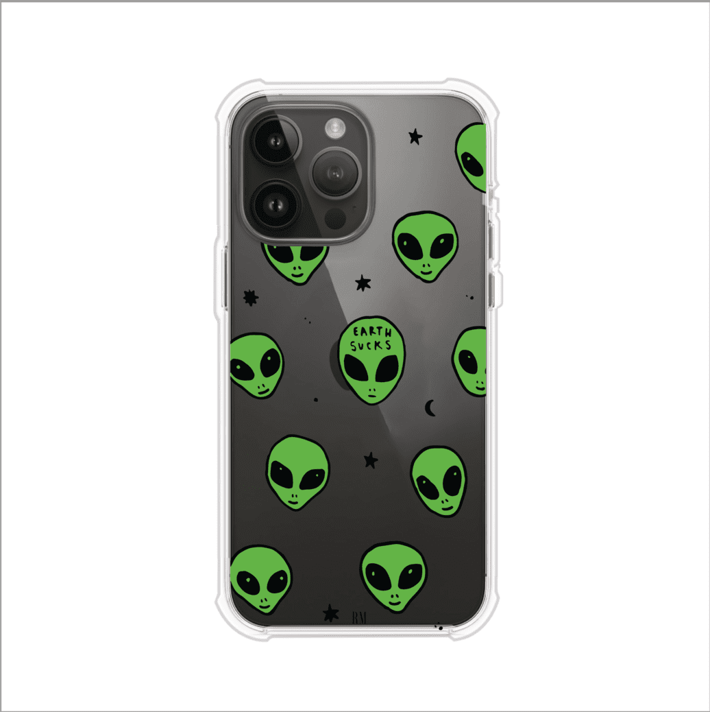 Funda para iPhone con diseño de alienígenas verdes y frase "Earth Sucks", fondo negro con detalles espaciales. Estilo divertido y rebelde. Producto de Remark MX