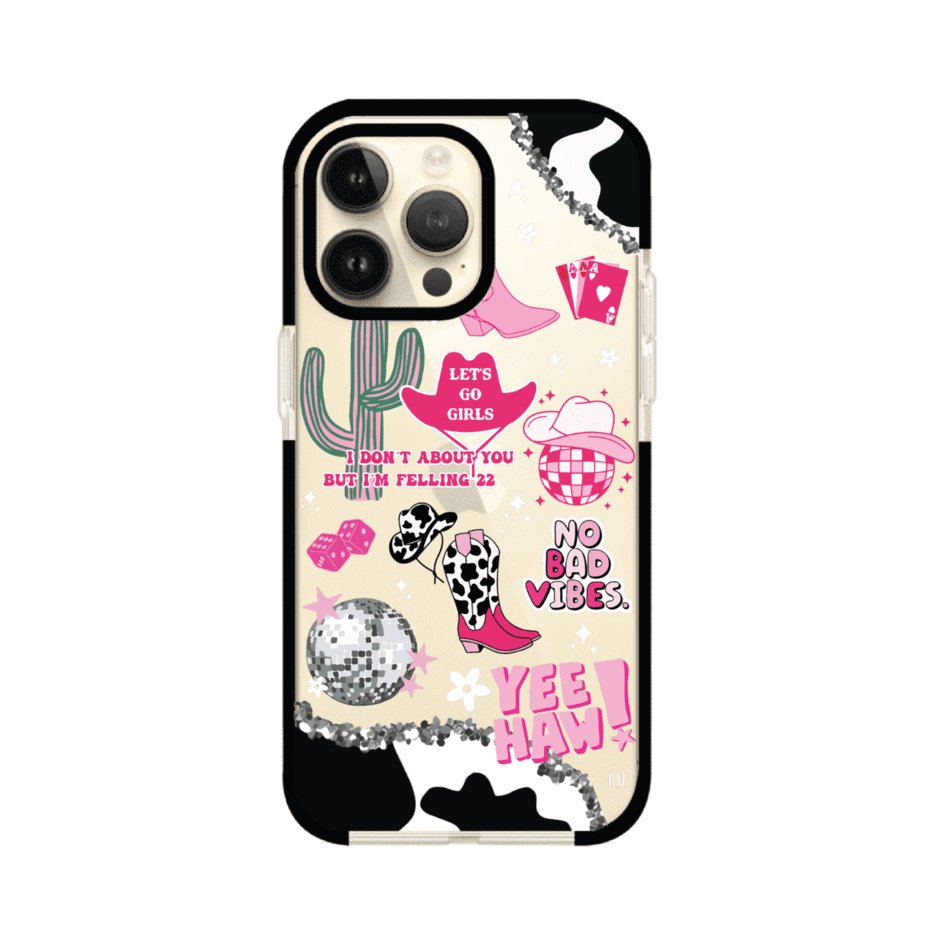 Funda para iPhone con diseño de temática vaquera en tonos rosa y negro, incluye botas, sombrero, cactus, disco ball y frases como "Let’s go girls" y "Yee Haw!". Estilo girly y divertido. Producto de Remark Mx
