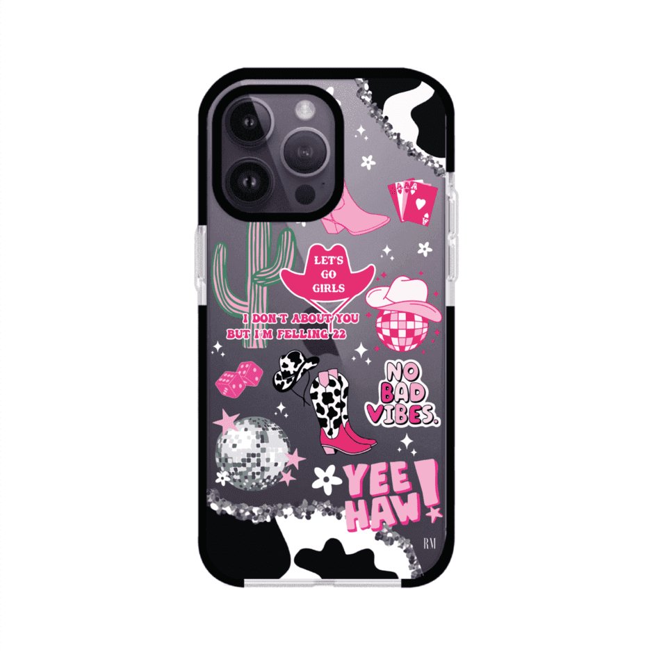 Funda para iPhone con diseño de temática vaquera en tonos rosa y negro, incluye botas, sombrero, cactus, disco ball y frases como "Let’s go girls" y "Yee Haw!". Estilo girly y divertido. Producto de Remark Mx