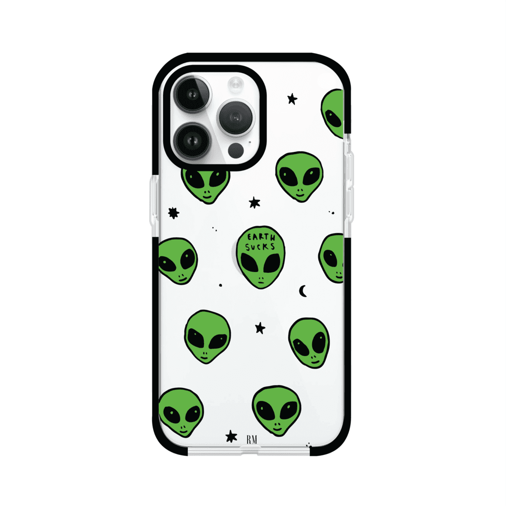 Funda para iPhone con diseño de alienígenas verdes y frase "Earth Sucks", fondo negro con detalles espaciales. Estilo divertido y rebelde. Producto de Remark MX