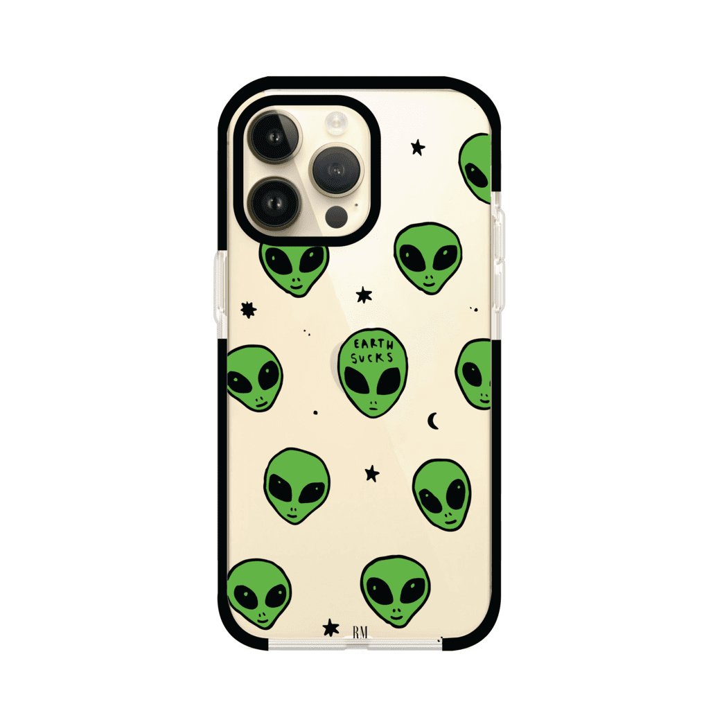 Funda para iPhone con diseño de alienígenas verdes y frase "Earth Sucks", fondo negro con detalles espaciales. Estilo divertido y rebelde. Producto de Remark MX