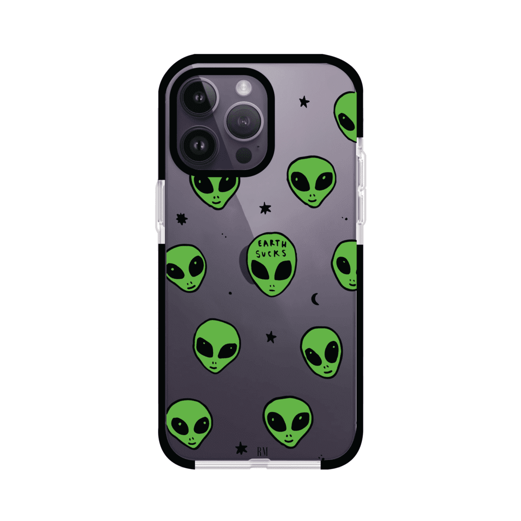 Funda para iPhone con diseño de alienígenas verdes y frase "Earth Sucks", fondo negro con detalles espaciales. Estilo divertido y rebelde. Producto de Remark MX