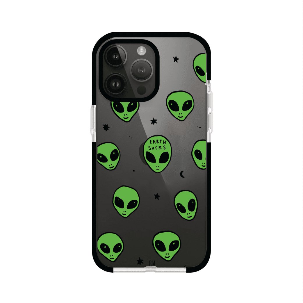 Funda para iPhone con diseño de alienígenas verdes y frase "Earth Sucks", fondo negro con detalles espaciales. Estilo divertido y rebelde. Producto de Remark MX
