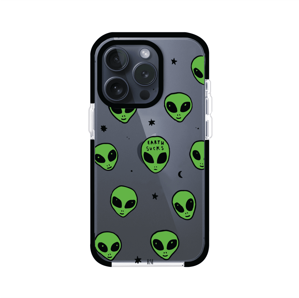 Funda para iPhone con diseño de alienígenas verdes y frase "Earth Sucks", fondo negro con detalles espaciales. Estilo divertido y rebelde. Producto de Remark MX