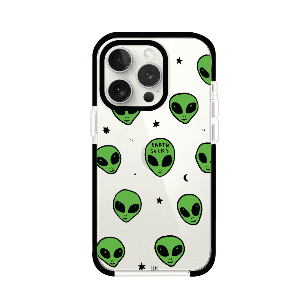 Funda para iPhone con diseño de alienígenas verdes y frase "Earth Sucks", fondo negro con detalles espaciales. Estilo divertido y rebelde. Producto de Remark MX