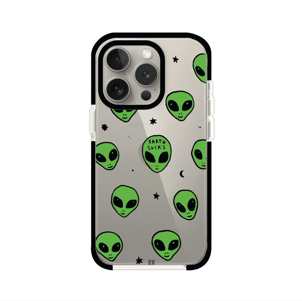 Funda para iPhone con diseño de alienígenas verdes y frase "Earth Sucks", fondo negro con detalles espaciales. Estilo divertido y rebelde. Producto de Remark MX