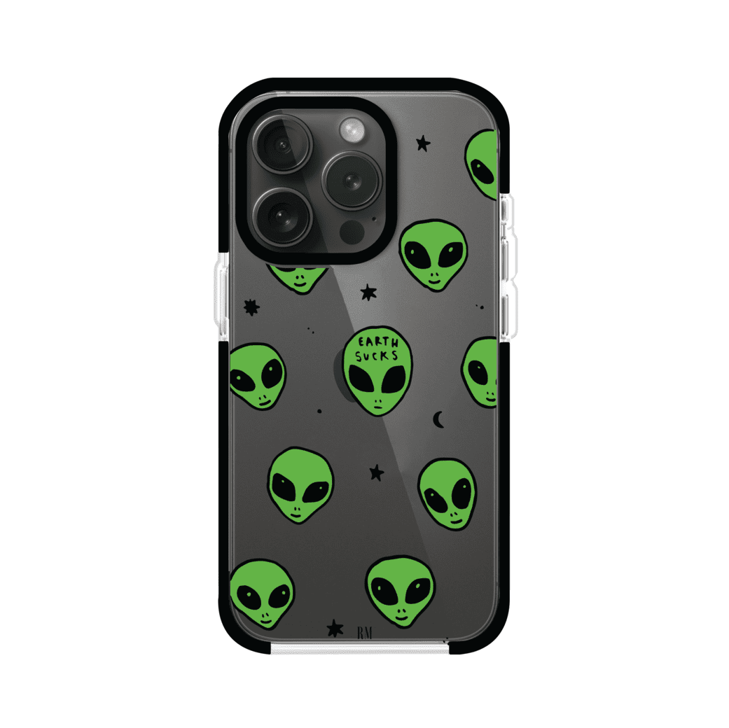 Funda para iPhone con diseño de alienígenas verdes y frase "Earth Sucks", fondo negro con detalles espaciales. Estilo divertido y rebelde. Producto de Remark MX