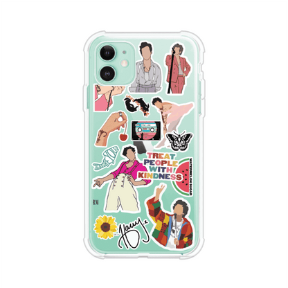 Funda para iPhone con diseño de stickers inspirados en Harry Styles. Incluye frases como "Treat People With Kindness", dibujos de outfits icónicos, girasoles, y elementos retro sobre base transparente. Ideal para fans. Producto de Remark Mx