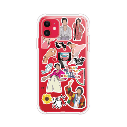 Funda para iPhone con diseño de stickers inspirados en Harry Styles. Incluye frases como "Treat People With Kindness", dibujos de outfits icónicos, girasoles, y elementos retro sobre base transparente. Ideal para fans. Producto de Remark Mx
