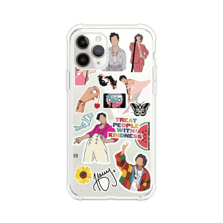 Funda para iPhone con diseño de stickers inspirados en Harry Styles. Incluye frases como "Treat People With Kindness", dibujos de outfits icónicos, girasoles, y elementos retro sobre base transparente. Ideal para fans. Producto de Remark Mx