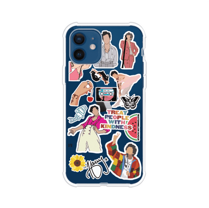 Funda para iPhone con diseño de stickers inspirados en Harry Styles. Incluye frases como "Treat People With Kindness", dibujos de outfits icónicos, girasoles, y elementos retro sobre base transparente. Ideal para fans. Producto de Remark Mx