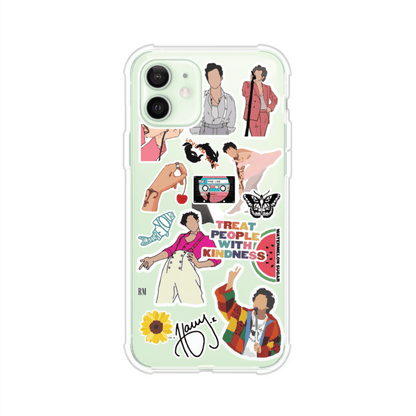 Funda para iPhone con diseño de stickers inspirados en Harry Styles. Incluye frases como "Treat People With Kindness", dibujos de outfits icónicos, girasoles, y elementos retro sobre base transparente. Ideal para fans. Producto de Remark Mx