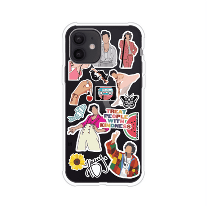 Funda para iPhone con diseño de stickers inspirados en Harry Styles. Incluye frases como "Treat People With Kindness", dibujos de outfits icónicos, girasoles, y elementos retro sobre base transparente. Ideal para fans. Producto de Remark Mx