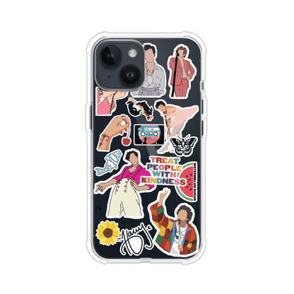 Funda para iPhone con diseño de stickers inspirados en Harry Styles. Incluye frases como "Treat People With Kindness", dibujos de outfits icónicos, girasoles, y elementos retro sobre base transparente. Ideal para fans. Producto de Remark Mx