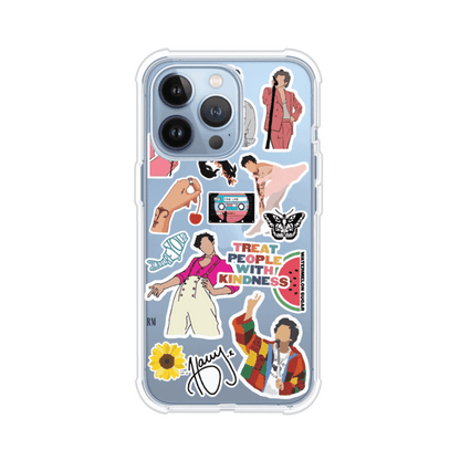 Funda para iPhone con diseño de stickers inspirados en Harry Styles. Incluye frases como "Treat People With Kindness", dibujos de outfits icónicos, girasoles, y elementos retro sobre base transparente. Ideal para fans. Producto de Remark Mx