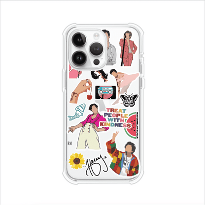 Funda para iPhone con diseño de stickers inspirados en Harry Styles. Incluye frases como "Treat People With Kindness", dibujos de outfits icónicos, girasoles, y elementos retro sobre base transparente. Ideal para fans. Producto de Remark Mx