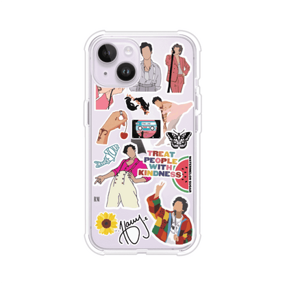 Funda para iPhone con diseño de stickers inspirados en Harry Styles. Incluye frases como "Treat People With Kindness", dibujos de outfits icónicos, girasoles, y elementos retro sobre base transparente. Ideal para fans. Producto de Remark Mx