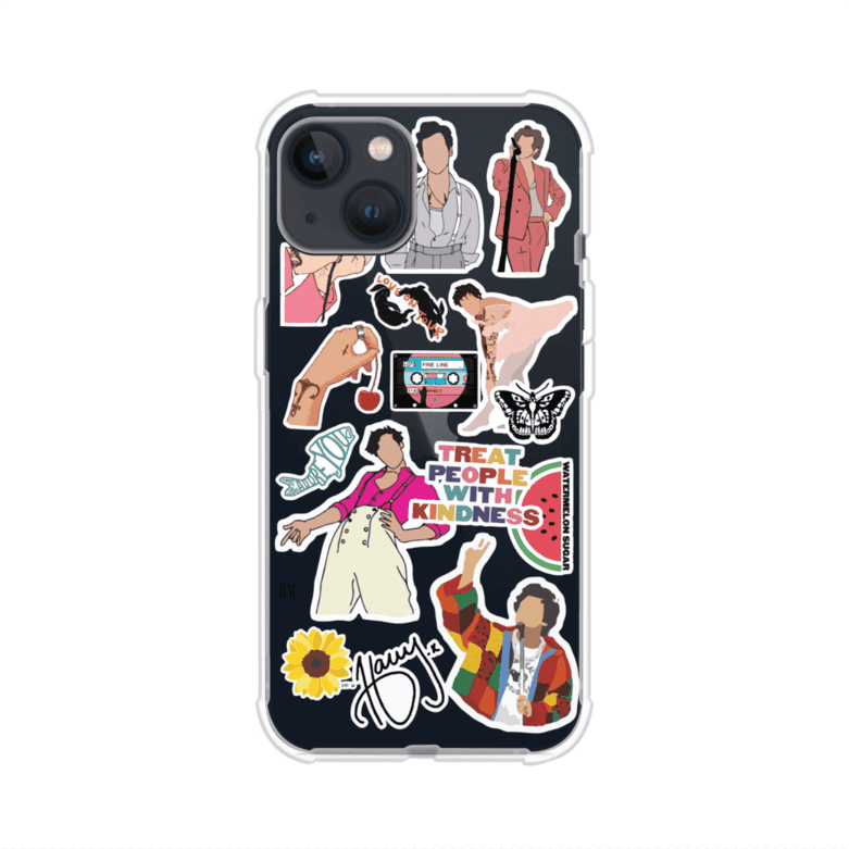 Funda para iPhone con diseño de stickers inspirados en Harry Styles. Incluye frases como "Treat People With Kindness", dibujos de outfits icónicos, girasoles, y elementos retro sobre base transparente. Ideal para fans. Producto de Remark Mx