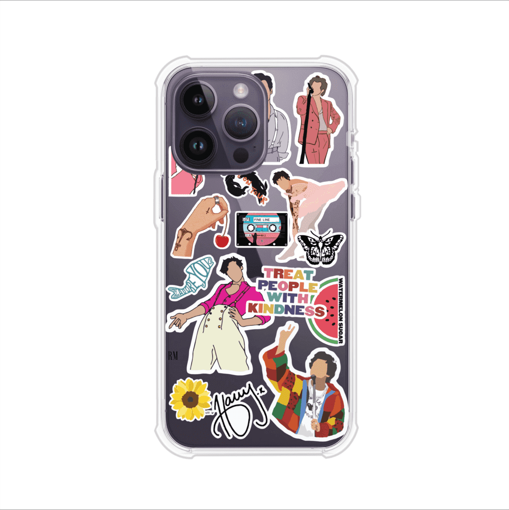Funda para iPhone con diseño de stickers inspirados en Harry Styles. Incluye frases como "Treat People With Kindness", dibujos de outfits icónicos, girasoles, y elementos retro sobre base transparente. Ideal para fans. Producto de Remark Mx