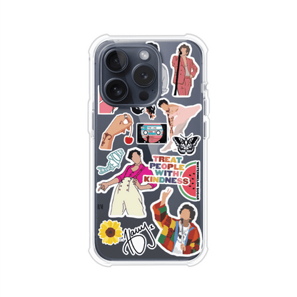 Funda para iPhone con diseño de stickers inspirados en Harry Styles. Incluye frases como "Treat People With Kindness", dibujos de outfits icónicos, girasoles, y elementos retro sobre base transparente. Ideal para fans. Producto de Remark Mx
