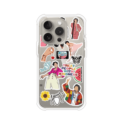 Funda para iPhone con diseño de stickers inspirados en Harry Styles. Incluye frases como "Treat People With Kindness", dibujos de outfits icónicos, girasoles, y elementos retro sobre base transparente. Ideal para fans. Producto de Remark Mx