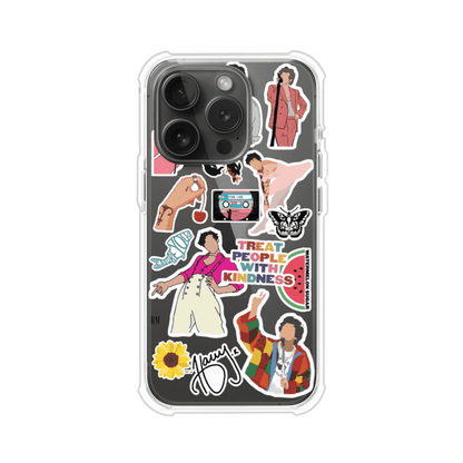 Funda para iPhone con diseño de stickers inspirados en Harry Styles. Incluye frases como "Treat People With Kindness", dibujos de outfits icónicos, girasoles, y elementos retro sobre base transparente. Ideal para fans. Producto de Remark Mx