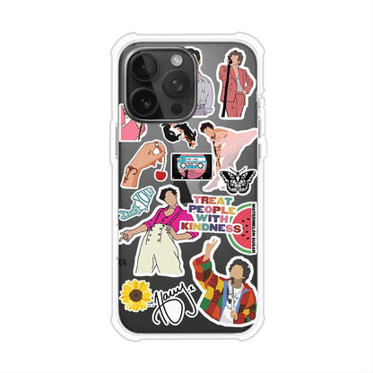Funda para iPhone con diseño de stickers inspirados en Harry Styles. Incluye frases como "Treat People With Kindness", dibujos de outfits icónicos, girasoles, y elementos retro sobre base transparente. Ideal para fans. Producto de Remark Mx