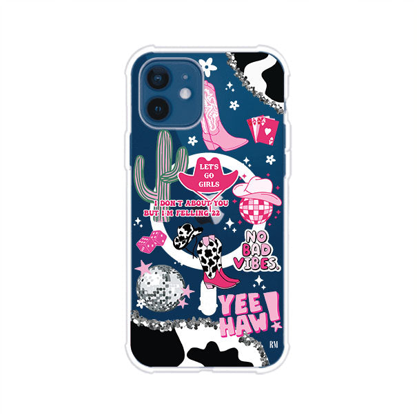 Funda para iPhone con diseño de temática vaquera en tonos rosa y negro, incluye botas, sombrero, cactus, disco ball y frases como "Let’s go girls" y "Yee Haw!". Estilo girly y divertido. Producto de Remark Mx