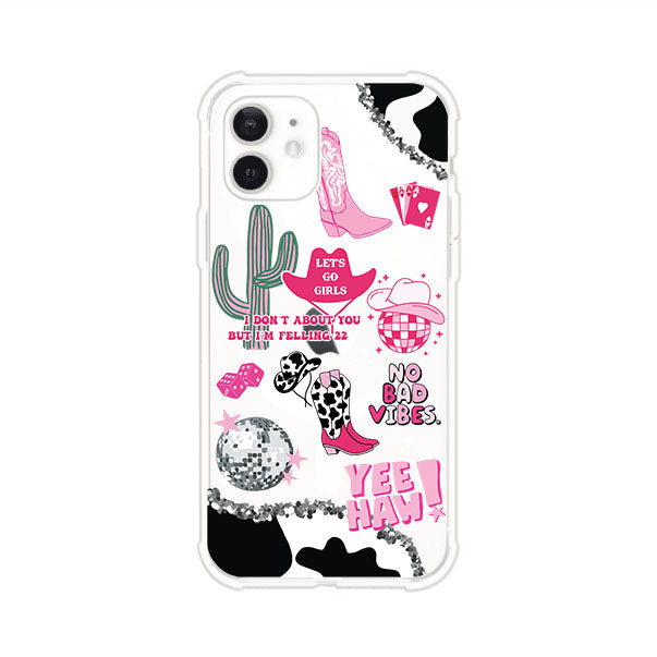 Funda para iPhone con diseño de temática vaquera en tonos rosa y negro, incluye botas, sombrero, cactus, disco ball y frases como "Let’s go girls" y "Yee Haw!". Estilo girly y divertido. Producto de Remark Mx