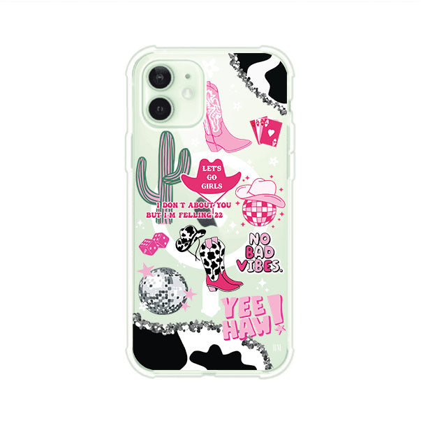 Funda para iPhone con diseño de temática vaquera en tonos rosa y negro, incluye botas, sombrero, cactus, disco ball y frases como "Let’s go girls" y "Yee Haw!". Estilo girly y divertido. Producto de Remark Mx