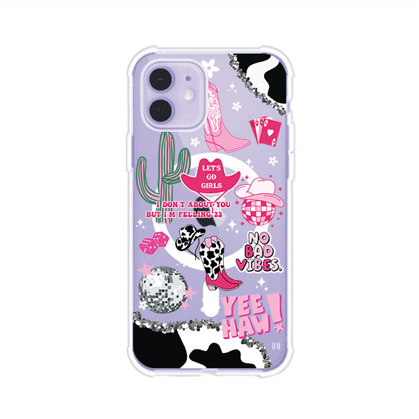 Funda para iPhone con diseño de temática vaquera en tonos rosa y negro, incluye botas, sombrero, cactus, disco ball y frases como "Let’s go girls" y "Yee Haw!". Estilo girly y divertido. Producto de Remark Mx