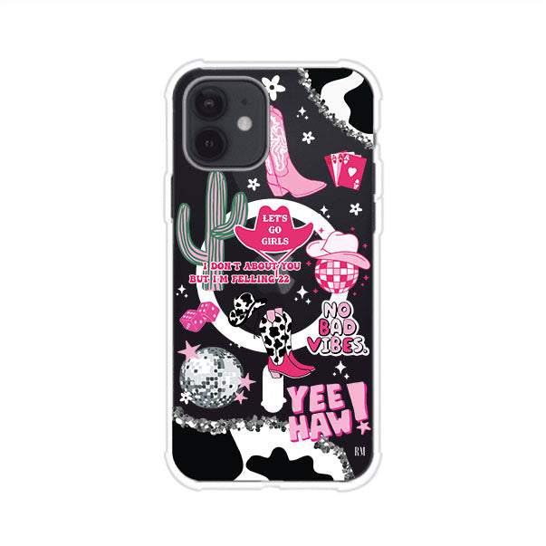 Funda para iPhone con diseño de temática vaquera en tonos rosa y negro, incluye botas, sombrero, cactus, disco ball y frases como "Let’s go girls" y "Yee Haw!". Estilo girly y divertido. Producto de Remark Mx