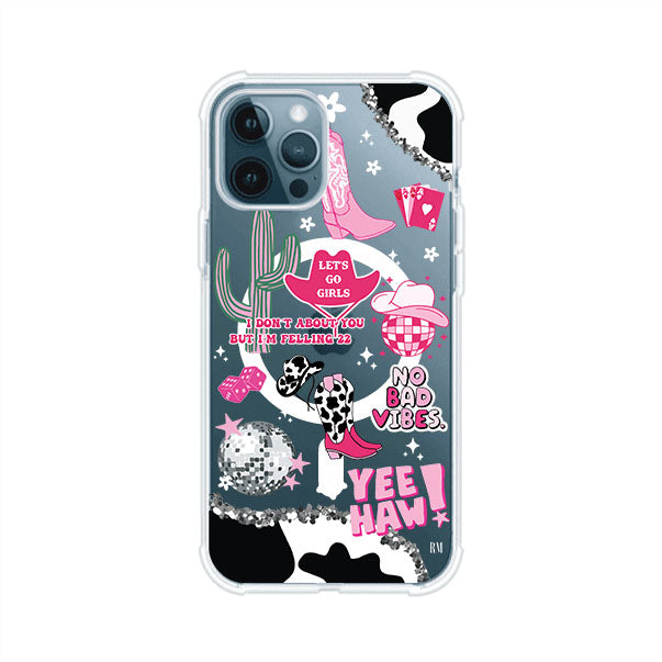 Funda para iPhone con diseño de temática vaquera en tonos rosa y negro, incluye botas, sombrero, cactus, disco ball y frases como "Let’s go girls" y "Yee Haw!". Estilo girly y divertido. Producto de Remark Mx