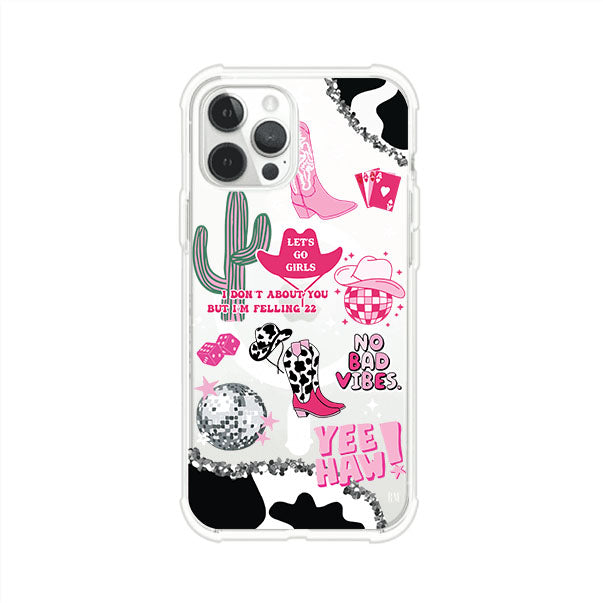 Funda para iPhone con diseño de temática vaquera en tonos rosa y negro, incluye botas, sombrero, cactus, disco ball y frases como "Let’s go girls" y "Yee Haw!". Estilo girly y divertido. Producto de Remark Mx
