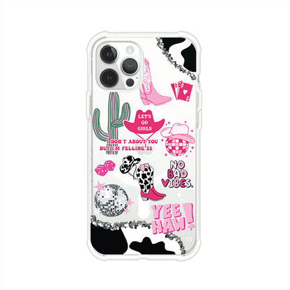 Funda para iPhone con diseño de temática vaquera en tonos rosa y negro, incluye botas, sombrero, cactus, disco ball y frases como "Let’s go girls" y "Yee Haw!". Estilo girly y divertido. Producto de Remark Mx