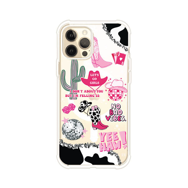 Funda para iPhone con diseño de temática vaquera en tonos rosa y negro, incluye botas, sombrero, cactus, disco ball y frases como "Let’s go girls" y "Yee Haw!". Estilo girly y divertido. Producto de Remark Mx