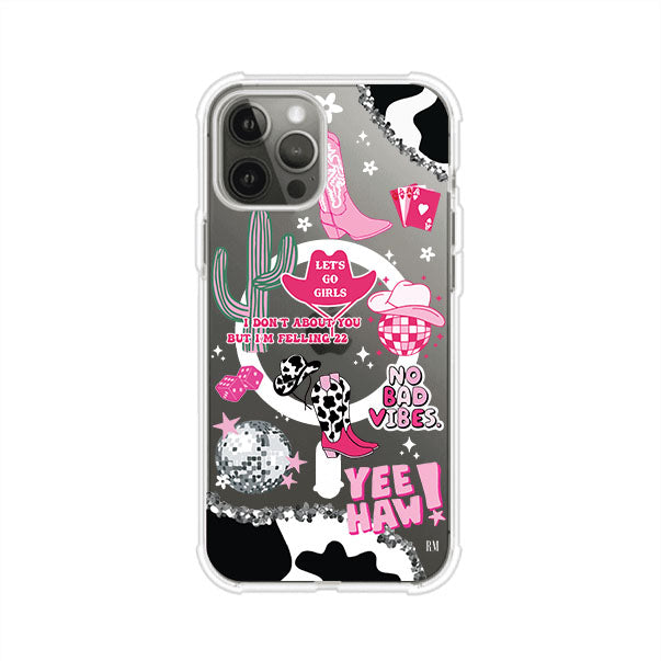 Funda para iPhone con diseño de temática vaquera en tonos rosa y negro, incluye botas, sombrero, cactus, disco ball y frases como "Let’s go girls" y "Yee Haw!". Estilo girly y divertido. Producto de Remark Mx