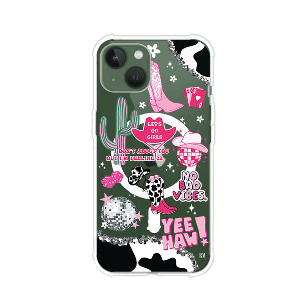 Funda para iPhone con diseño de temática vaquera en tonos rosa y negro, incluye botas, sombrero, cactus, disco ball y frases como "Let’s go girls" y "Yee Haw!". Estilo girly y divertido. Producto de Remark Mx