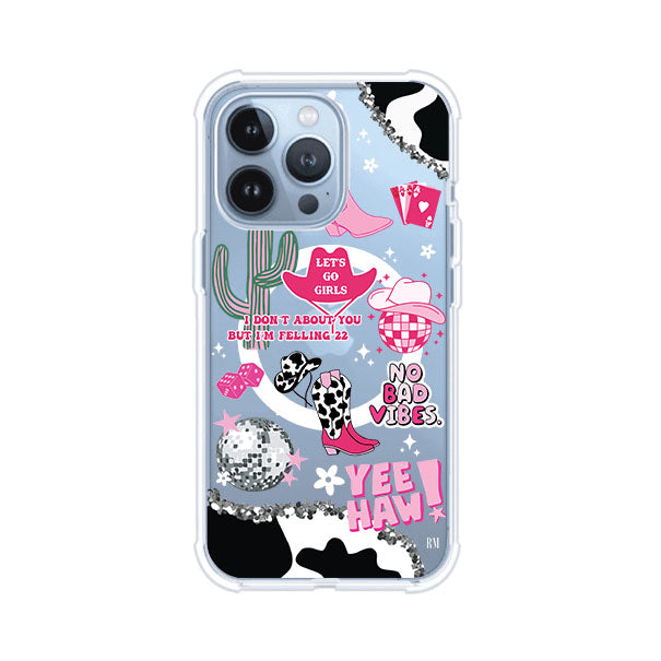 Funda para iPhone con diseño de temática vaquera en tonos rosa y negro, incluye botas, sombrero, cactus, disco ball y frases como "Let’s go girls" y "Yee Haw!". Estilo girly y divertido. Producto de Remark Mx