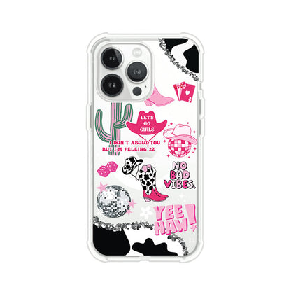 Funda para iPhone con diseño de temática vaquera en tonos rosa y negro, incluye botas, sombrero, cactus, disco ball y frases como "Let’s go girls" y "Yee Haw!". Estilo girly y divertido. Producto de Remark Mx
