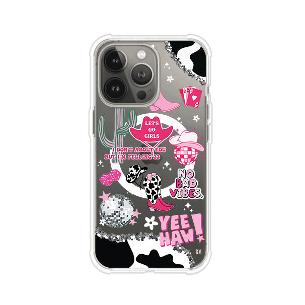 Funda para iPhone con diseño de temática vaquera en tonos rosa y negro, incluye botas, sombrero, cactus, disco ball y frases como "Let’s go girls" y "Yee Haw!". Estilo girly y divertido. Producto de Remark Mx